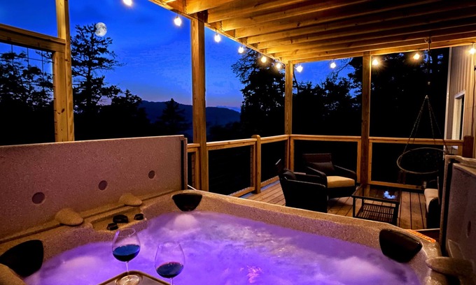 Wears Valley Cabin | Modern Five Star Stay | Serene Mtn Views | Hot Tub