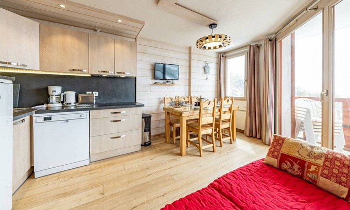 Saint-Francois-Longchamp Apartment | Modern apt for 6 with balcony, near slopes and shops