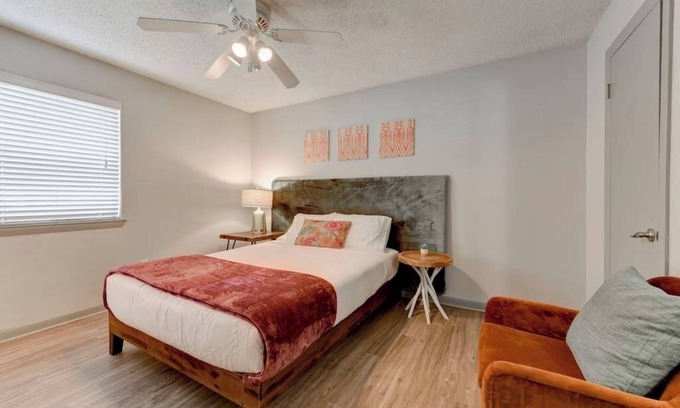 South Lamar Apartment | Modern Fully Stocked 2BR - SoLa Austin 5 min to DT