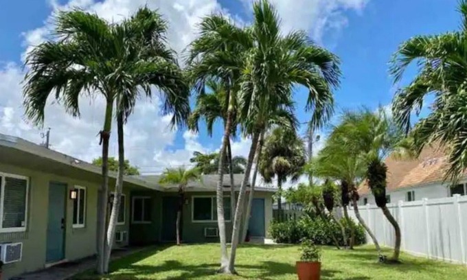 Middle River Terrace House | Modern Garden Getaway w/ Parking & Patio