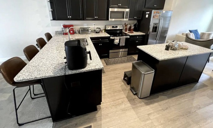 Glen Burnie House | Modern gateway near BWI/DC