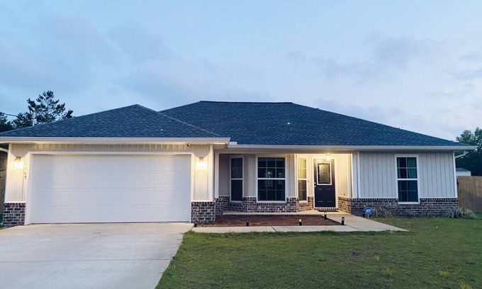 Gulf Breeze House | Modern Getaway with Hot Tub, 9 Miles to Navarre Beach, Shuffleboard, and Games
