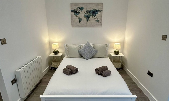 Runnymede Apartment | Modern Ground floor Apartment with Parking