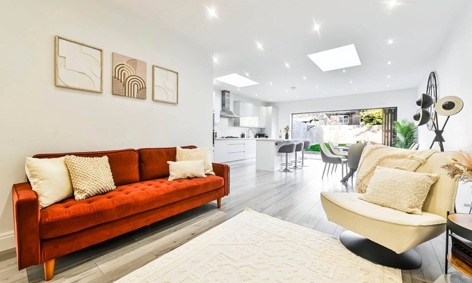 Tokyngton House | Modern Group & Family Stay near Wembley Stadium| Sleeps 9