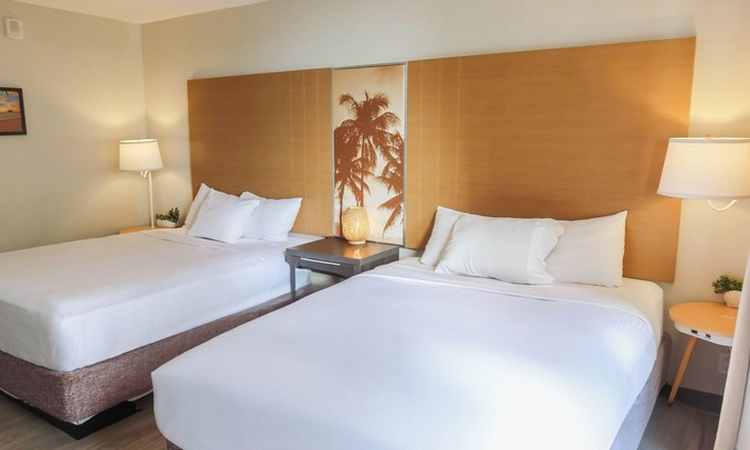 Waikiki Hotel | Modern Hawaiian Waikiki Studio - 2 Queen Beds - 5 min to beach!