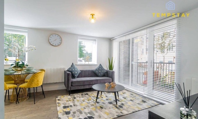Reading Condo | Modern High-Spec Apartment, Central, with Parking