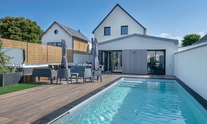 Saint-Gildas-de-Rhuys Ski Chalet | Modern house with pool for 15 - Center town
