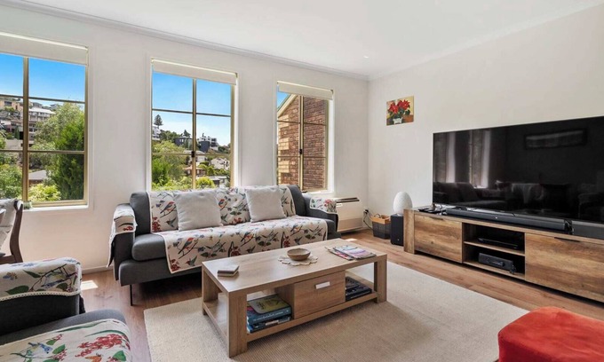 West Hobart House | Modern Hobart Townhouse with Parking 2 Bed 2 Bath