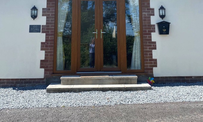 High Bickington House | Modern Holiday House with a View over the Taw valley & a Shared Pool. Free WiFi