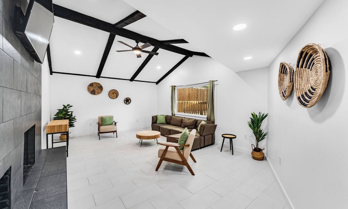 Oak Cliff House | Modern Home/3 Rooms/12 Minutes from Downtown Dallas