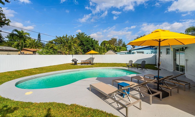 Driftwood House | Modern Home 3Bedrooms with Pool, 18 mins to Ocean