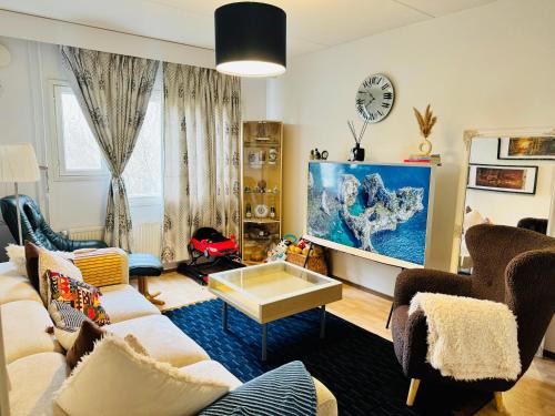 Kauniainen House | Modern Home in Peaceful Area with Private Lawn, BBQ & Free Parking