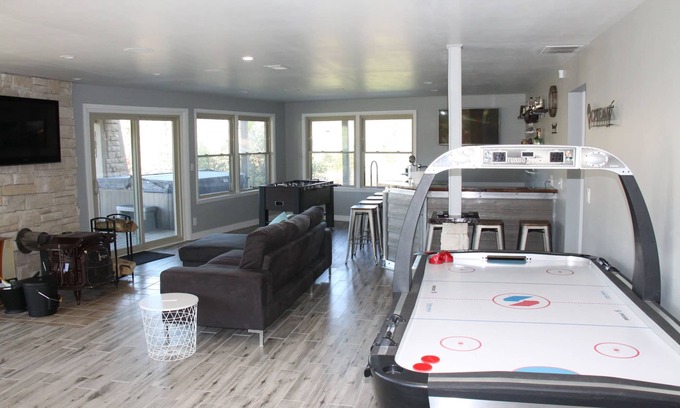 The Galena Territory House | Modern Home w/private hot tub, game room, & Amazing VIEWS