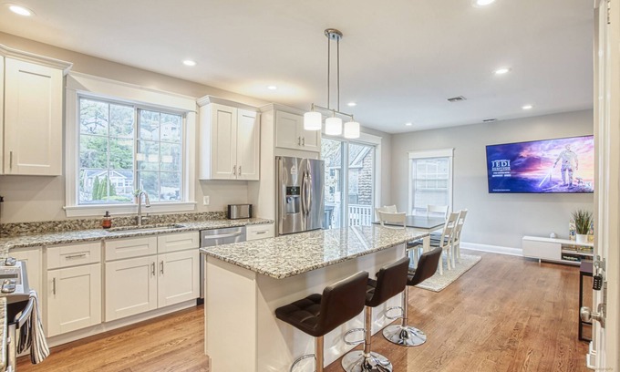 Highlands House | Modern Home - Walk to Beach - Fast Wi-Fi