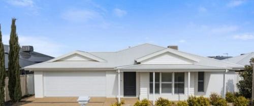 Gobbagombalin House | Modern home with Private ensuite