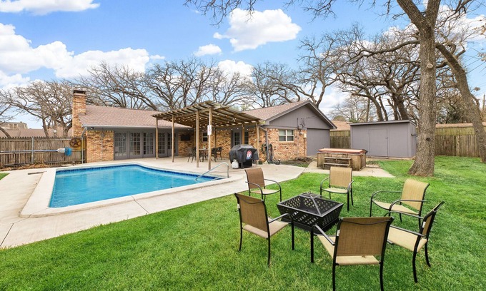 Irving House | Modern home with swimming pool