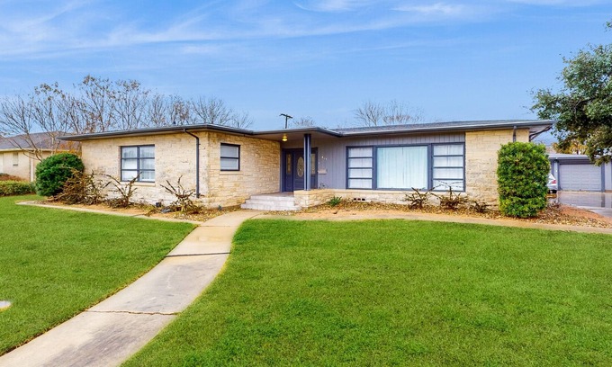 Del Mar House | Modern home with children's items, foosball & furnished deck - dog-friendly