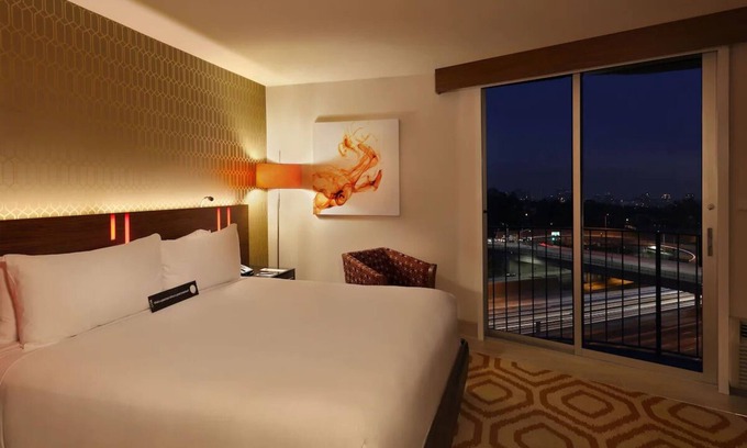Los Angeles Hotel | Modern Hotel w/Quirky Design, Rooftop Dining, and Stunning LA Skyline Views