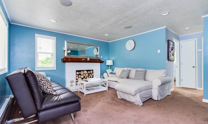 Gleneden Beach House | Modern house - blocks from the beach, near golfing and restaurants