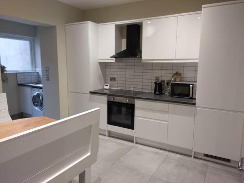 Belfast Apartment | Modern house in Belfast, street parking, sleeps 8