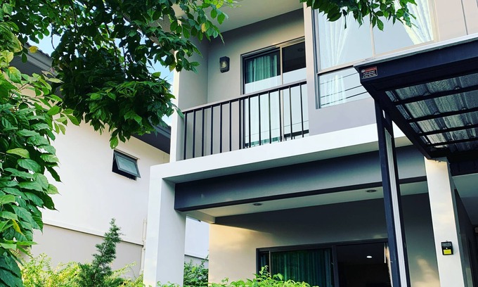 Prawet House | Modern house with fitness and pool, close to airport