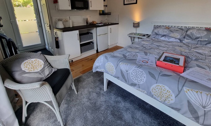 Hanham Apartment | Modern immaculate studio with aircon & parking