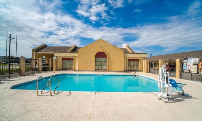 Aransas Pass Hotel | Modern King Room Near Aquarium + Free Parking, Pets Allowed