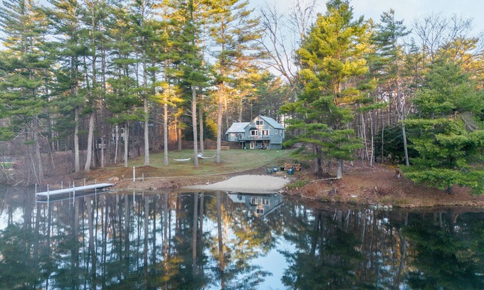 East Wakefield House | Modern Lake House| Private beach| Near White Mtns