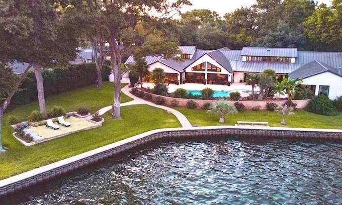 Leisure Land House | Modern Lake Mansion - CasaPalmaTX, 6 en suite baths, click "see all" for details