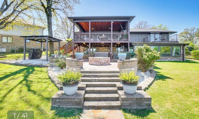 Lake Hamilton House | Modern Lakefront Propertyn