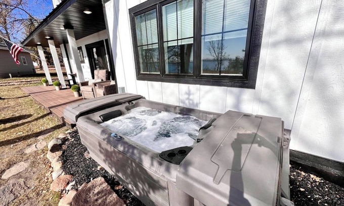 Dent Cabin | Modern Lakeside Cabin w/Hot Tub! Spotless!