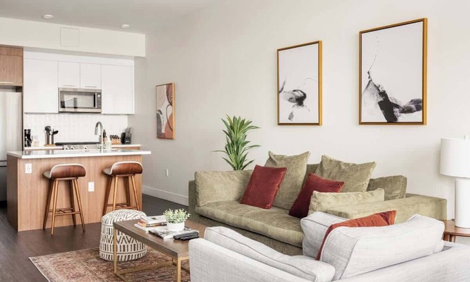 Highland Condo | Modern Lifestyle | City View | Pet-Friendly | Zuni