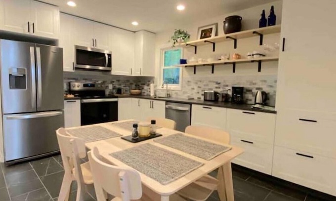 Roanoke House | Modern live/work/art/hike space close to downtown