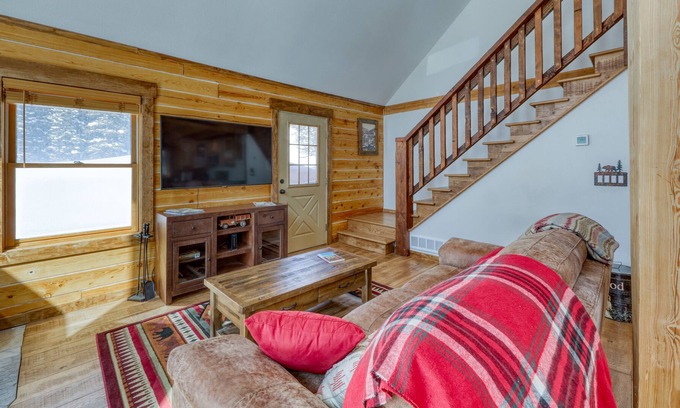 Quandary Village Cabin | Modern, lofted cabin w/fireplace, balcony, grill & amazing mountain views