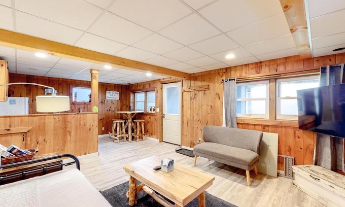 Montgomery Center Apartment | Modern Log Chalet - Lower Unit