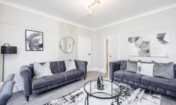 Southend-on-Sea Apartment | Modern & Lovely 2BR City Centre Near High St by Luxiety Stays