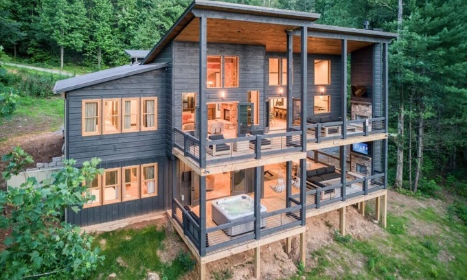 Epworth Cabin | Modern Lux Cabin/Hot Tub/Ping Pong/Wet Bar
