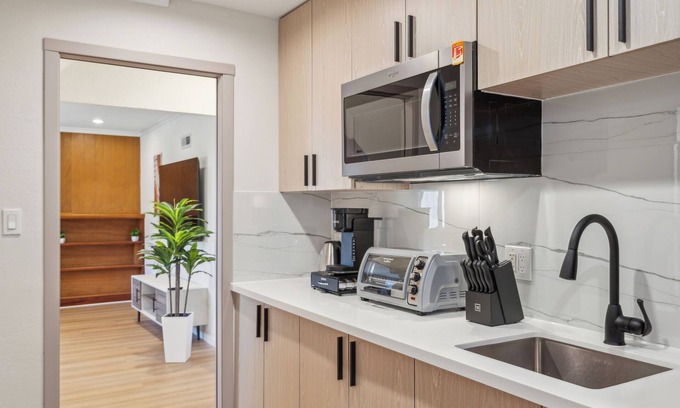 Serra Highlands House | Modern LUX/<10 min from SFO/Garden Oasis