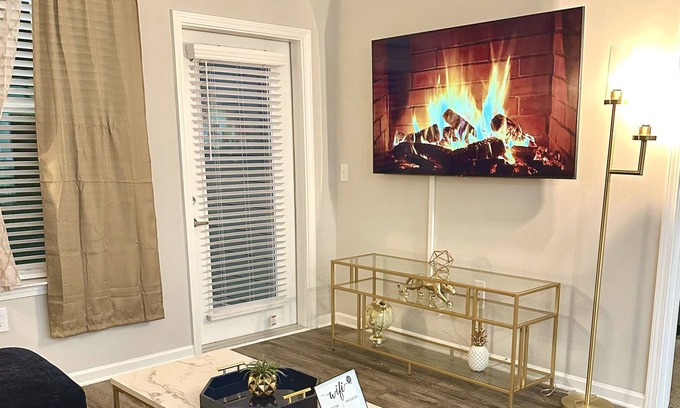 Charlotte Condo | Modern Luxe 2 Bed Apartment