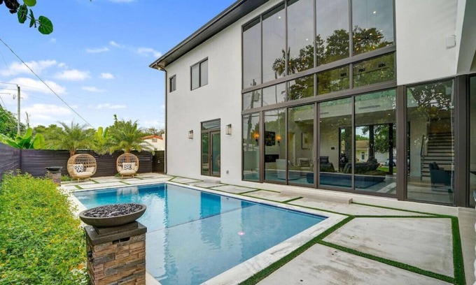 Ludlam Villa | Modern Luxurious 4 Bed Home Private Pool & Parking