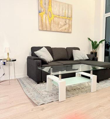 Central Erin Mills Apartment | Modern & luxurious Condo with Parking, Erin Mills Area