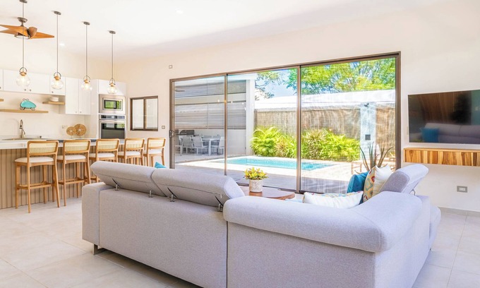 Uvita Villa | Modern Luxury - 3BR, 2.5BA, Pool, WiFi, AC, near National Park & restaurants