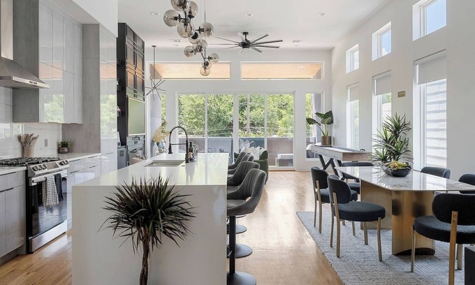 Cedar Crest House | Modern Luxury Art Themed Getaway