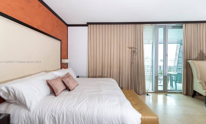 City Center Condo | Modern luxury PH at Condo Hotel