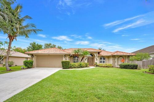 Central Naples House | Modern Luxury Retreat in Naples