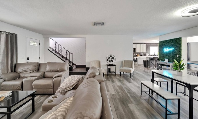 Oldsmar House | Modern Luxury / Spacious / Family Friendly