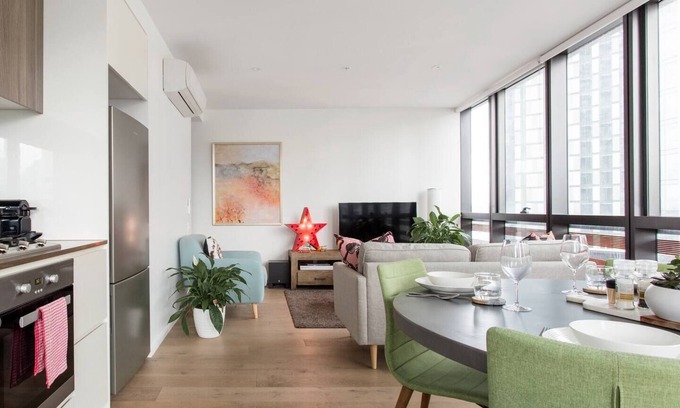 Docklands Apartment | Modern Magic on the Yarra with Resort Amenities