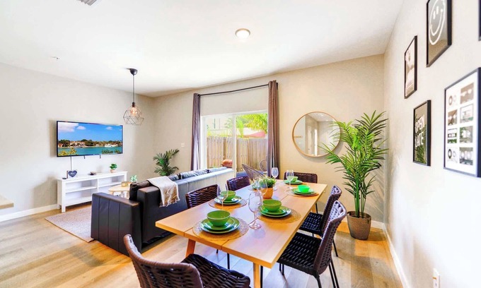 Golden Glades House | Modern Miami Townhouse | Free Parking