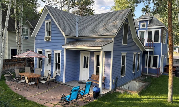 Aspen House | MODERN Monet Blue Aspen Victorian Whole House In Town, with Private Hot Tub!