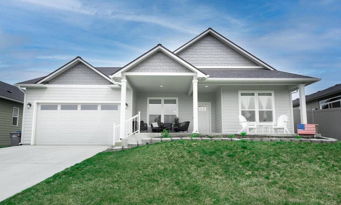 East Wenatchee House | Modern Mount Oasis - King Bed, Mountain Views, open floor plan & Hot Tub!